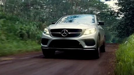 VIDEO: Mercedes-Benz îşi face reclamă alături de dinozaurii din Jurassic World