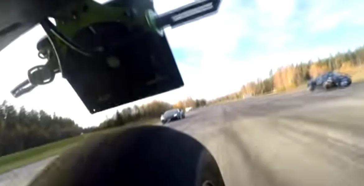 2 roţi distrug 1.200 de cai în cea mai umilitoare liniuţă dintre motociciletă şi maşini [VIDEO]