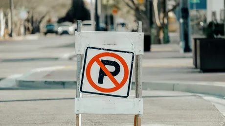E legal să montezi semne precum „Parcarea interzisă”, „Nu parcați” sau „Loc rezervat”? Ce spune legea