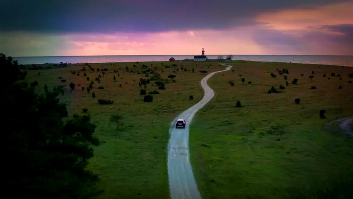 Volvo ne aduce aminte că maşinile suedeze se nasc din frig, întuneric şi depresie. Dar şi din multă frumuseţe