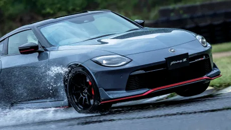 Nissan lansează un facelift pentru Fairlady Z, cu actualizări ale tehnologiei și șasiului. Versiunea Nismo primește și transmisie manuală