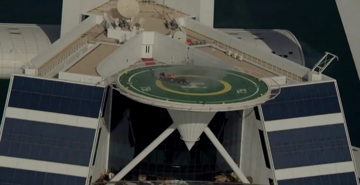 Red Bull sărbătoreşte victoria cu cerculeţe pe Burj Al Arab