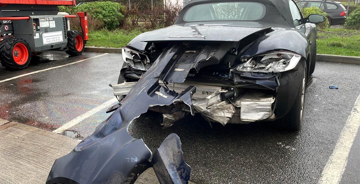 Polițiștii au rămas șocați: un șofer a condus un Porsche grav avariat pe un drum public