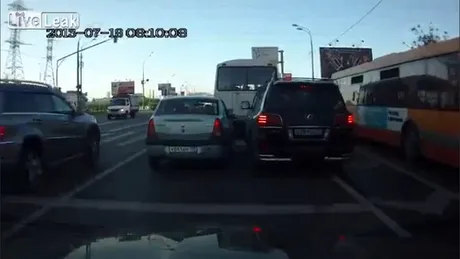 Logan vs Lexus, care pe care în trafic. Cine câştigă? VIDEO