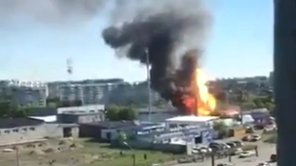 Momentul terifiant în care o benzinărie explodează. 21 persoane au fost rănite - VIDEO