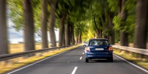 Este legal să depășești o căruță pe linia continuă, conform Codului Rutier 2026?