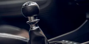 Probleme la cutia de viteze: semne clare că urmează o defecțiune gravă și cât te poate costa reparația în 2025