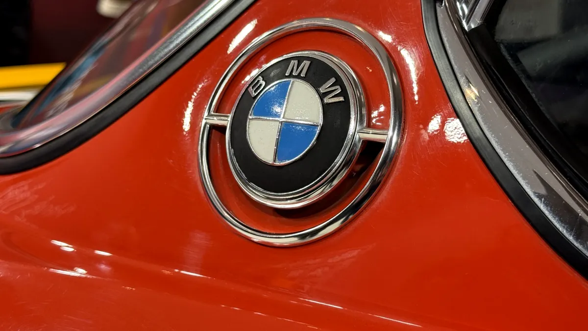 BMW Art Car vine pentru prima dată în România. Prima mașină din această serie, proiectată de Alexander Calder în 1975, expusă la București