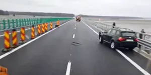 Cum se circulă corect pe un drum unde acționează utilaje cu lamă sau material antiderapant. Reguli simple care pot preveni accidente