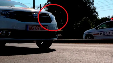 Gestul care a intrigat internetul: De ce ating polițiștii stopul mașinii atunci când te trag pe dreapta