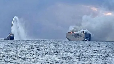 Navă încărcată cu aproape 3.000 de mașini, cuprinsă de incendiu în Marea Nordului