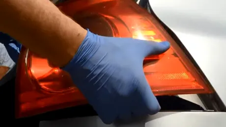 Cum schimbi un bec ars la stop VW Golf, în 3 paşi [VIDEO]