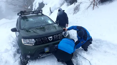 Turiști cu Dacia Duster salvați de jandarmii montani după ce au rămas blocați în zăpadă