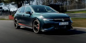 <span class='prepend'>Video |</span> Volkswagen redevine „regele Iadului Verde”. Noul Golf GTI Edition 50 stabilește un nou record pe Nürburgring