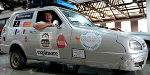 Doi bărbați au traversat Africa într-o mașină cu trei roți. Un Reliant Robin a parcurs peste 22.000 km prin jungle, munți și deșerturi