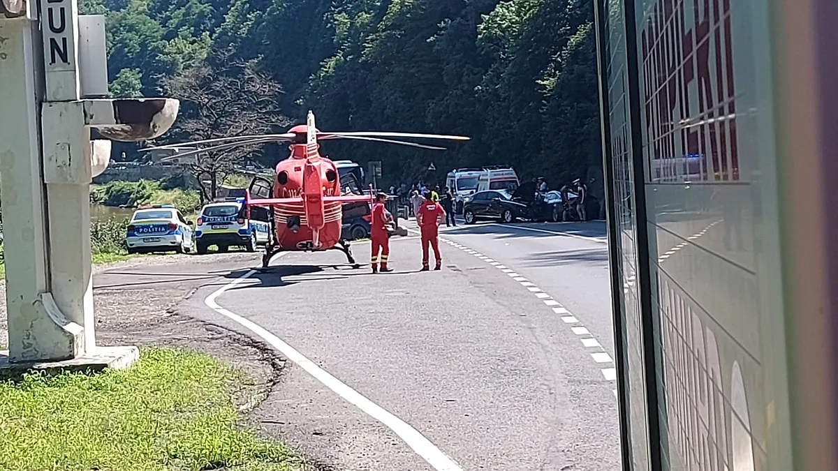 Accident grav pe Valea Oltului, cu patru mașini implicate. Intervenție a elicopterului SMURD - VIDEO