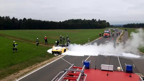 Un Ferrari a luat foc în mers. Proprietarul a privit în agonie cum epava arde mocnit -  FOTO