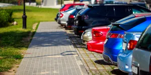 Mai are Poliția voie să-ți ridice mașina dacă e parcată jumătate pe trotuar? Reguli mai puțin știute din Codul Rutier 2025