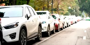 Mașină zgâriată în parcare: Este legal să o repari singur? În ce situații trebuie anunțată poliția