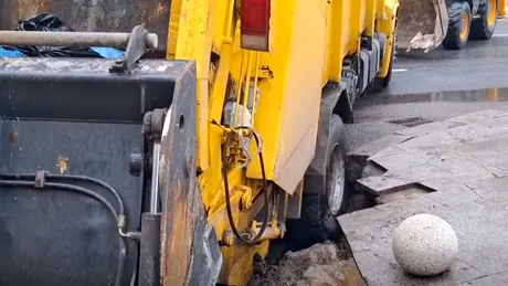Video | O mașină de gunoi s-a scufundat într-o groapă în centrul orașului Galați. Explicația primarului
