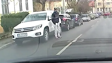 Doi hoţi filmaţi în timp ce spărgeau o maşină [VIDEO]