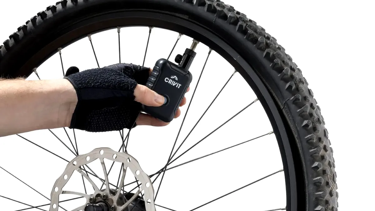 Gadget util pentru bicicliști la Lidl: mini compresor de buzunar cu acumulator marca Crivit