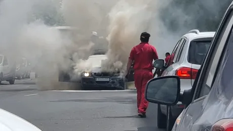 Un BMW Seria 3 a ars în Colentina. Șoferul i-a înjurat pe cei care îi spuneau că i-a luat foc mașina