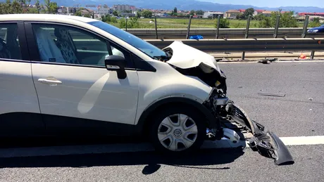 O şoferiţă a provocat un accident grav după ce a întors maşina pe autostradă
