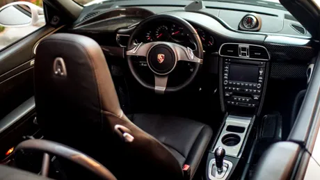 Tuning unicat: Porsche 911 cu volan central