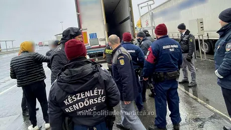 29 de migranţi din Siria şi Irak, ascunşi într-un TIR care transporta piese auto - VIDEO