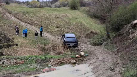 Șoferul unui Porsche Cayenne a rămas blocat în noroi după ce a urmat traseul indicat de GPS - VIDEO