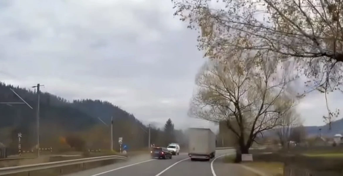 Șofer filmat când depășește pe linia continuă, în curbă. „Mi se fâlfâie” – VIDEO