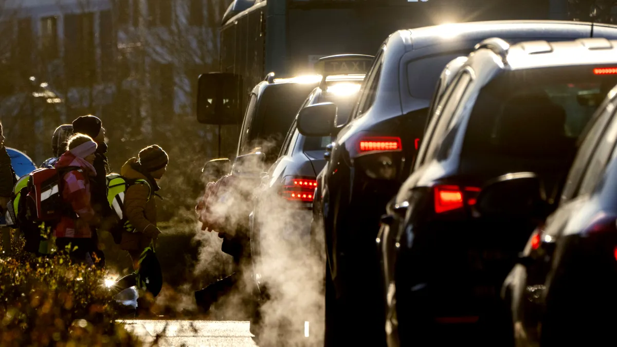 Taxa auto 2025: 1.900 de lei pe an pentru mașinile vechi. Cine plătește și de când se aplică