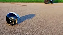 Ce înseamnă dacă vezi o cască moto pe asfalt? Semnalul pe care orice șofer trebuie să-l știe