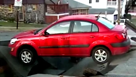 VIDEO: Maşina care a fost “înghiţită” de şosea