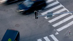 Video | Este legal să traversezi în fugă pe trecerea de pietoni