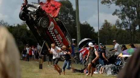 Accident spectaculos într-o competiţie Mini