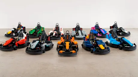 Cei 22 de piloți de pe grila de start vor pilota monoposturi din Lego pe circuitul de la Silverstone. Fiecare mașină, construită din 28.000 de piese