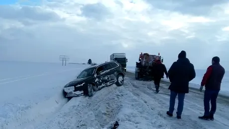 Fenomene paranormale? Cum a ajuns un SUV Volvo să fie luat de vânt de pe o șosea din Moldova?