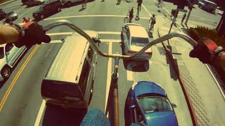 VIDEO: Cum se vede traficul de pe o bicicletă de 5 metri înălţime