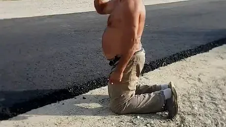 Cum reacţionează un bărbat din Bacău care vede pentru prima dată asfalt în satul lui! - VIDEO