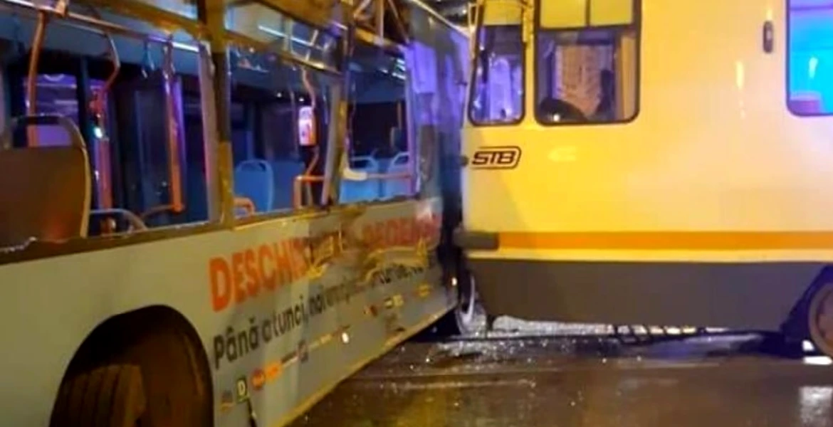 Un tramvai a lovit în plin un autobuz. Accidentul a avut loc în București – FOTO