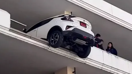 O șoferiță a fost aproape să cadă cu mașina în gol de la etajul patru al unei parcări - FOTO-VIDEO