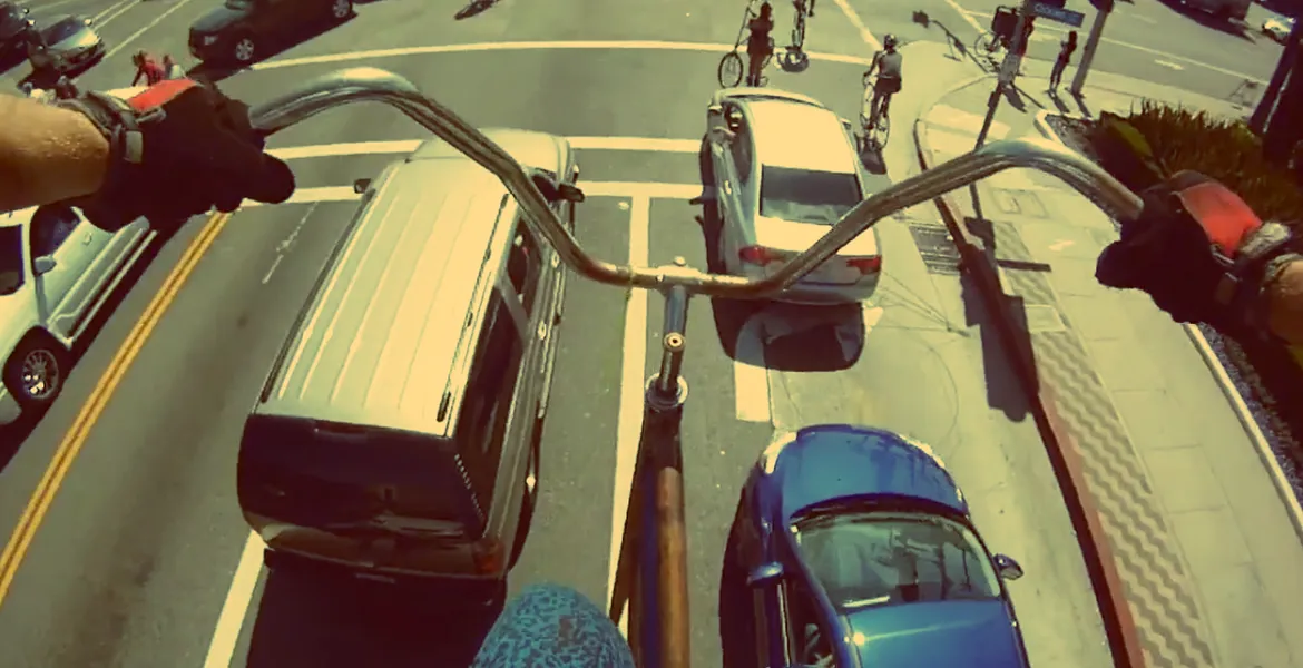 VIDEO: Cum se vede traficul de pe o bicicletă de 5 metri înălţime