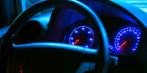 2025: De ce se aprinde martorul de ulei? Ce trebuie să faci și cum se rezolvă problema