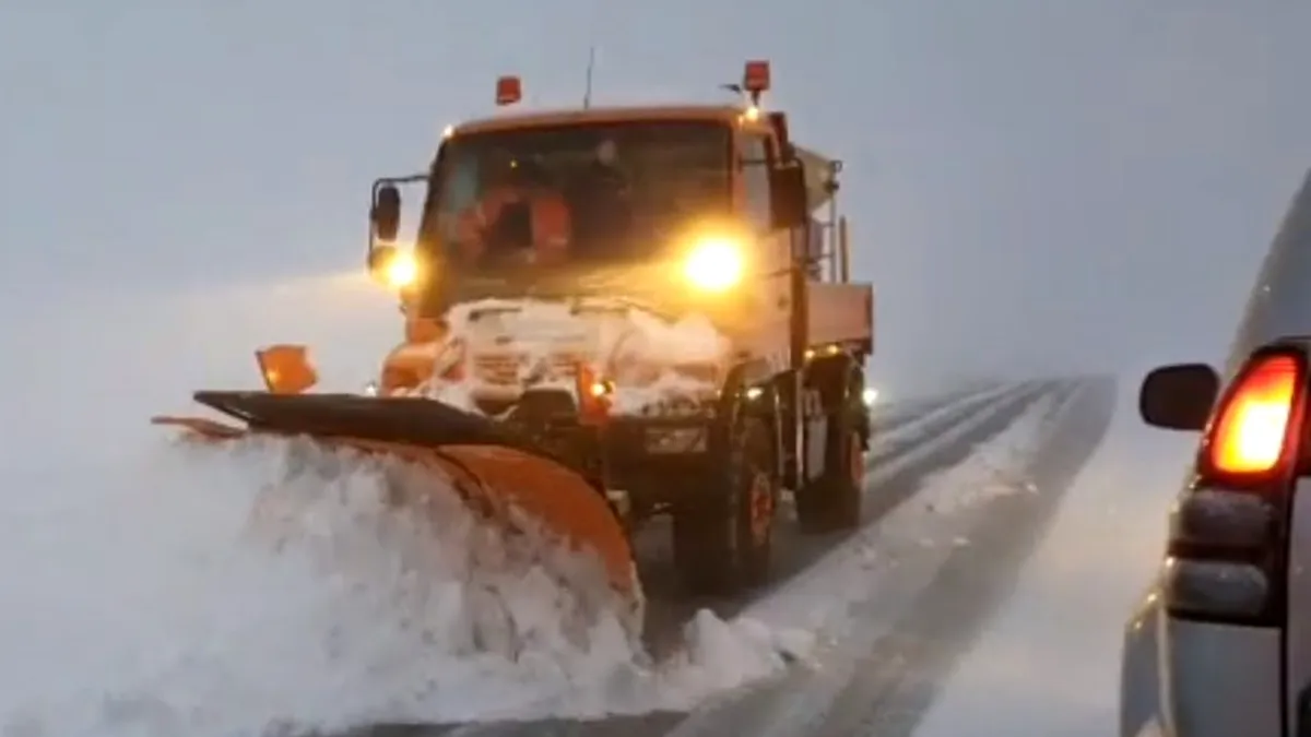 Traficul pe Transalpina, restricționat din cauza zăpezii - VIDEO