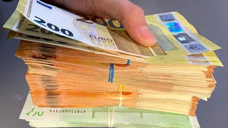 Un șofer a aruncat un plic cu 300.000 de euro în altă mașină, apoi a demarat în trombă