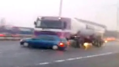 Accident bizar între un tir și un hatchback pe autostradă
