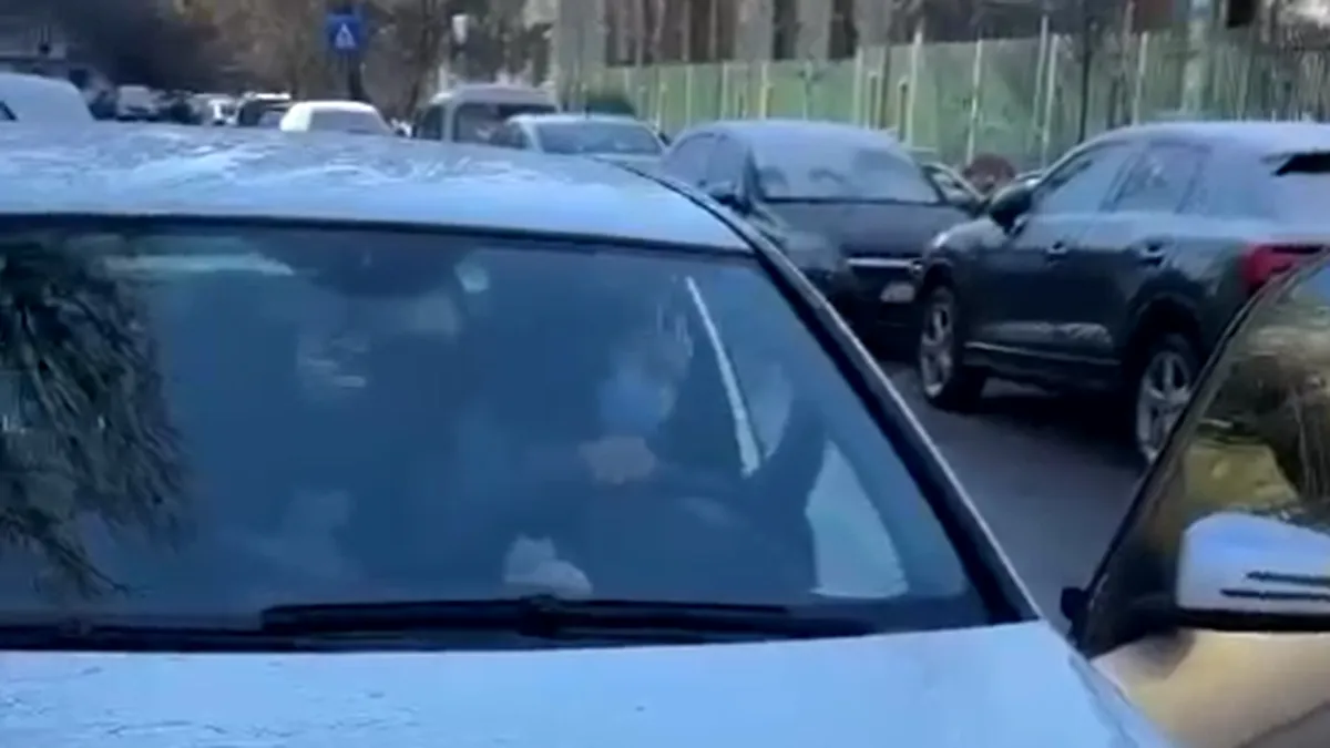 Momentul în care un șofer lovește intenţionat cu maşina un cărucior în care se afla un bebeluş - VIDEO