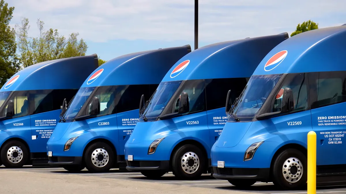 Pepsi a primit 21 de camione electrice Tesla Semi - VIDEO